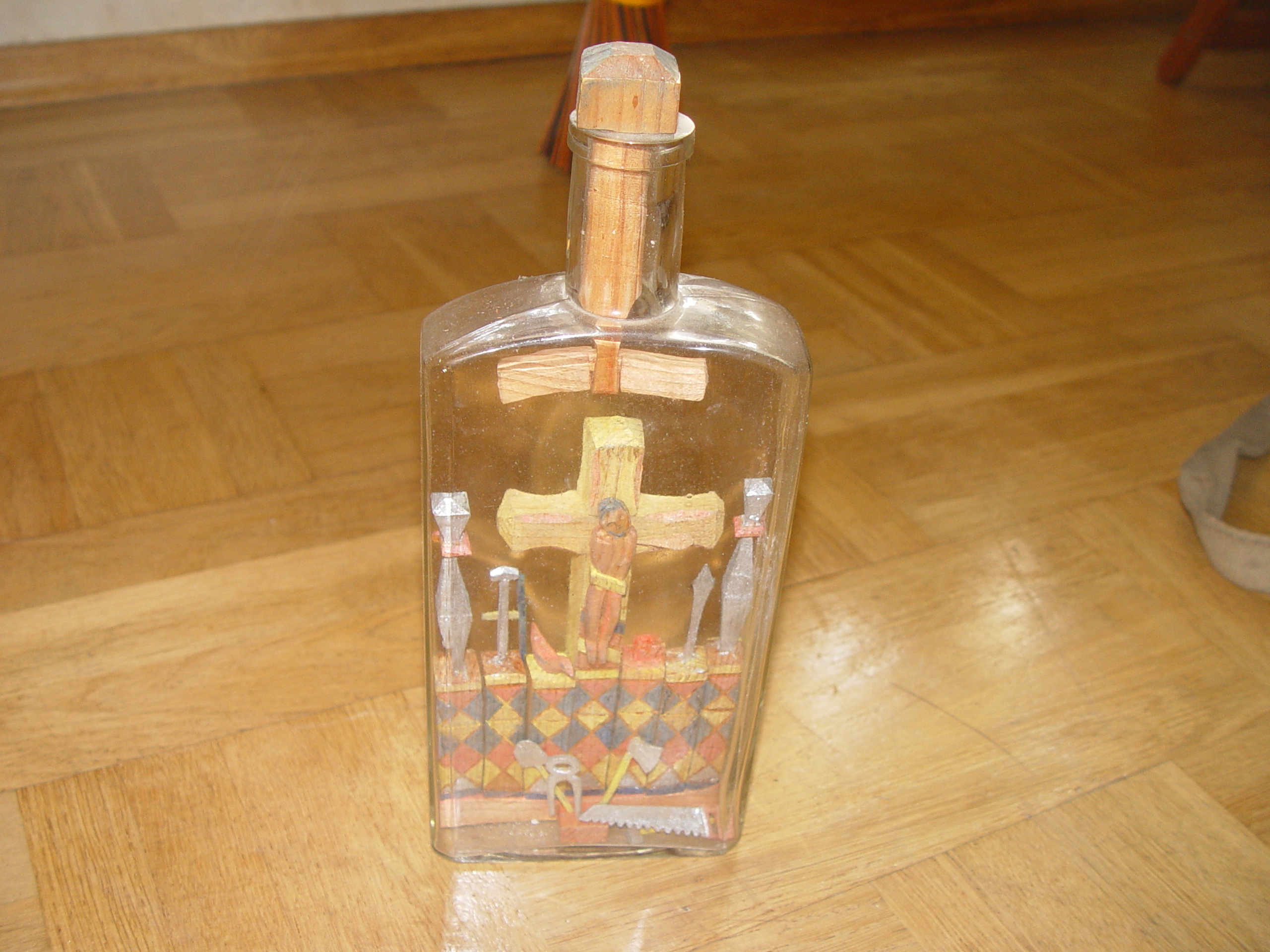 Glasflasche mit Einlegearbeit, "Arma Christi", 19-20Jh.